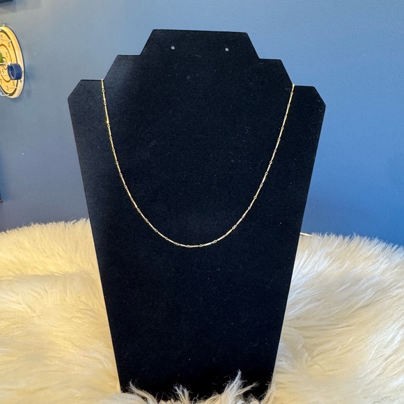 14kt yellow Gold Necklace with Delicate Chain and Classic Design